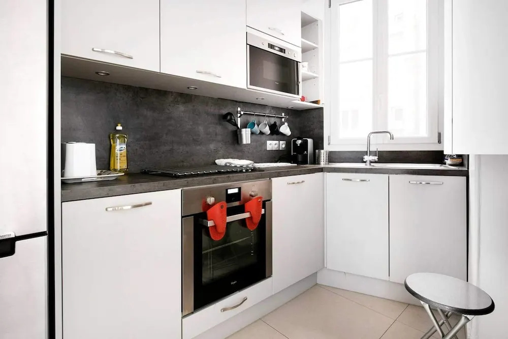 Bright Champerret Apartment Fits 4 in Paris 17th!