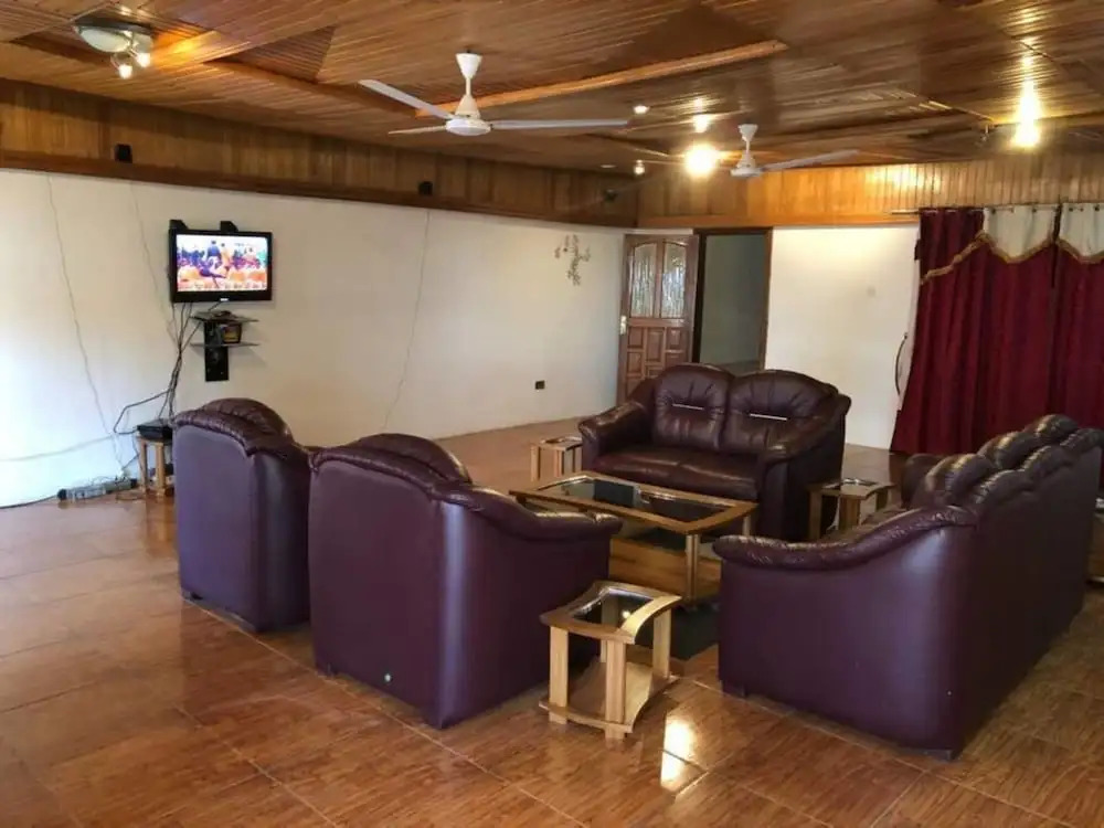 3 Bed House Sleeps 6 - Parking, Wifi, Generator