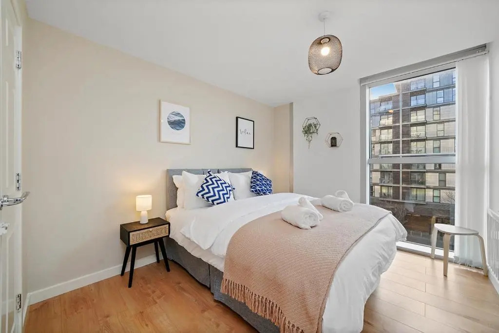 Contemporary, Modern, 2-Bed Apt, Prime Central Mk