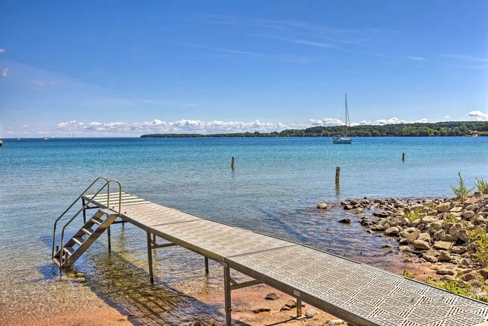 Steps to Beach! Dog-friendly Suttons Bay Cottage