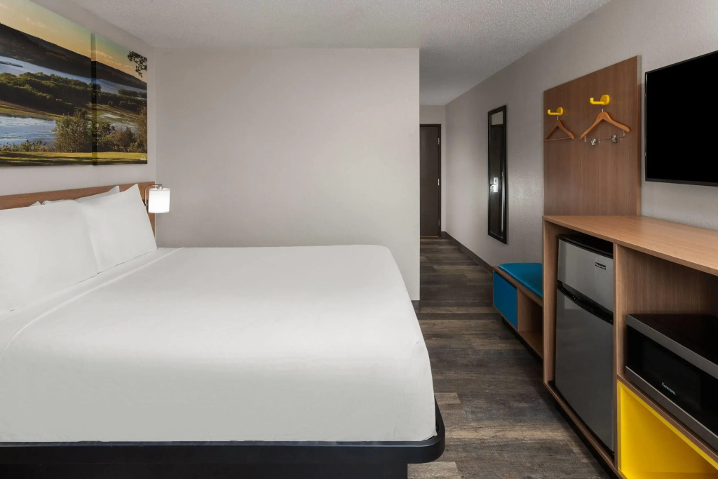 Days Inn & Suites by Wyndham Kaukauna WI