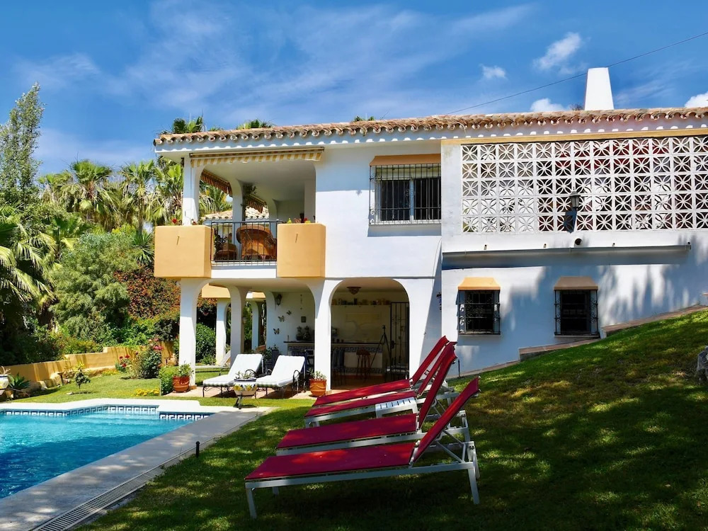 Apartment in Beautiful Villa With Communal Swimming Pool