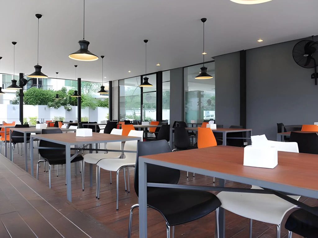 Leenova Hotel