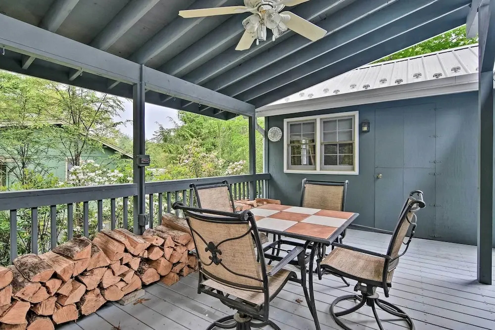 6 Mi to Grandfather Mtn: Lake Cottage w/ Deck