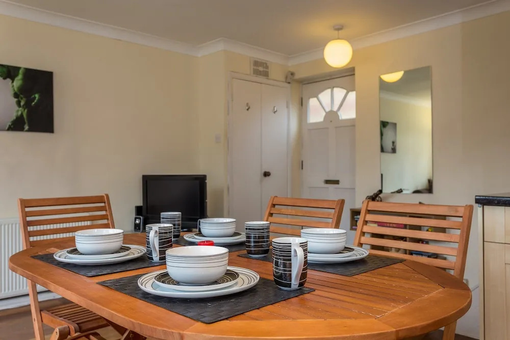 2 Bedroom House Near Wapping Station