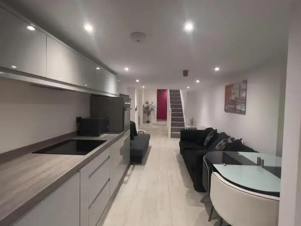 Spacious1br-6guests-walktoshops-fastwifi