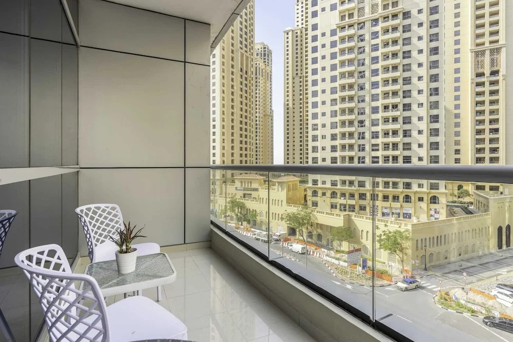 Sunny Apartment in Marina With a View Ideal Location