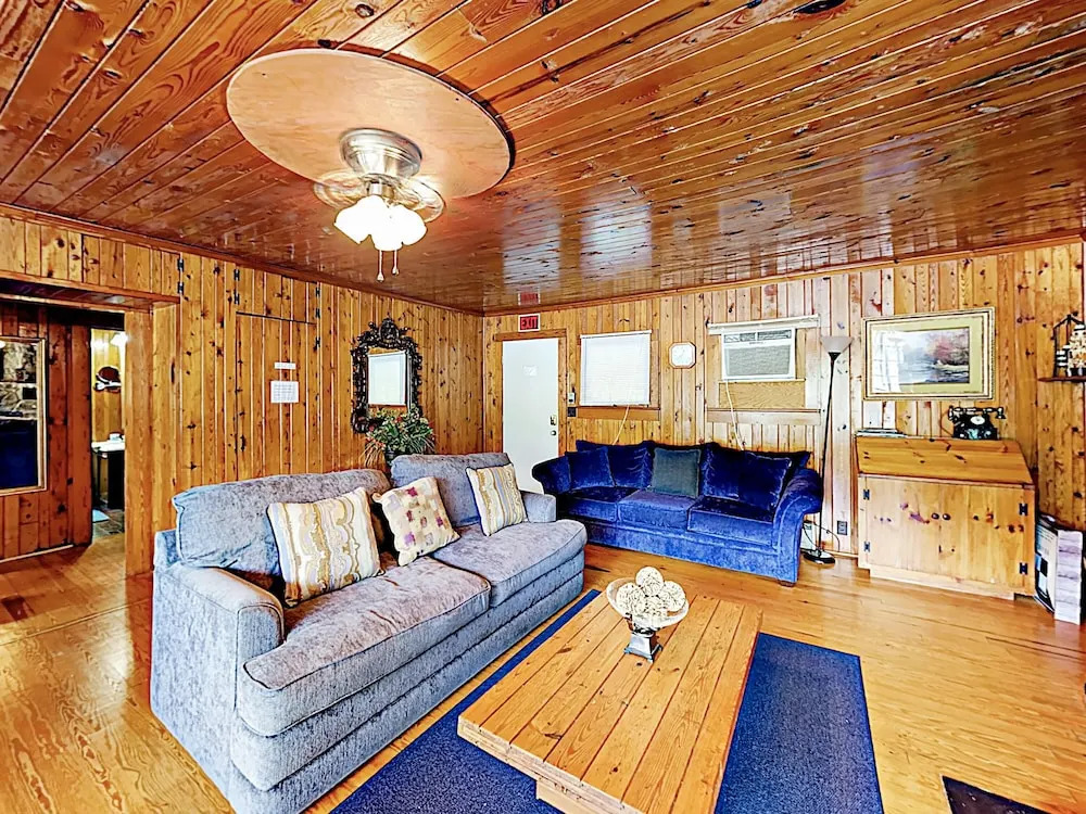 Lakefront : Deck W/ Blue Ridge Mountain View 2 Bedroom Home