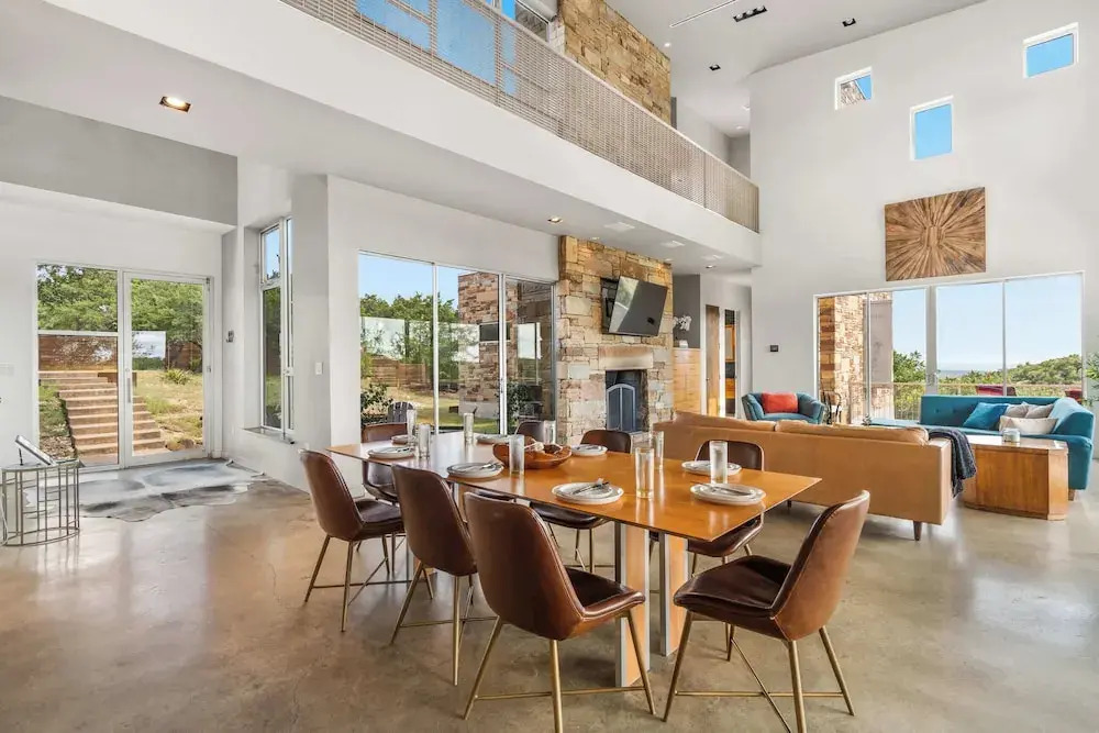 Luxury Hilltop Retreat w/ Scenic Views