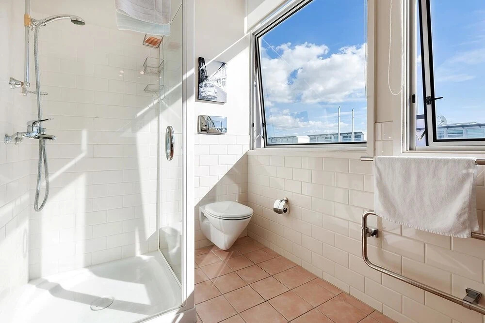 QV Spacious Waterfront Apartment - 748