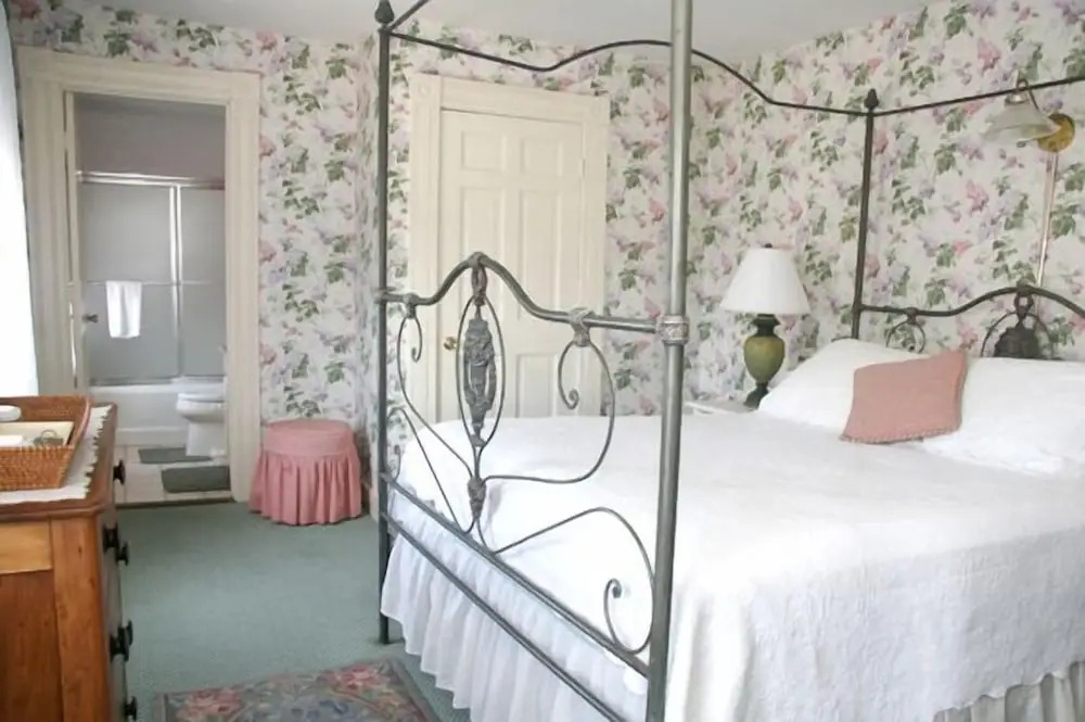 Inn at Old Harbor