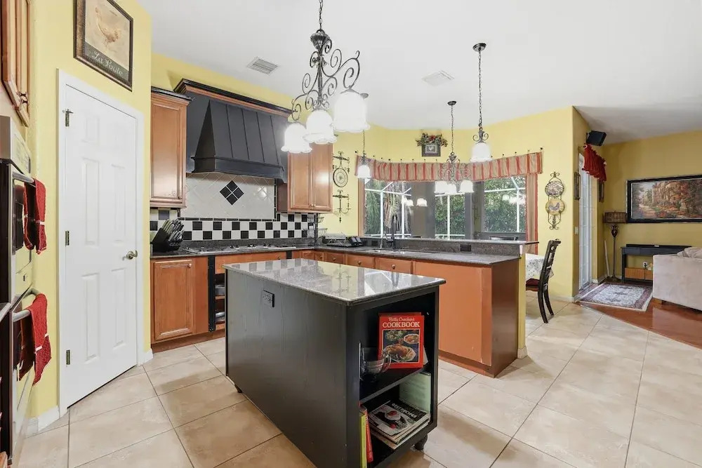 Charming 3br Oasis Comfort, Pool & Sunshine 3 Bedroom Home