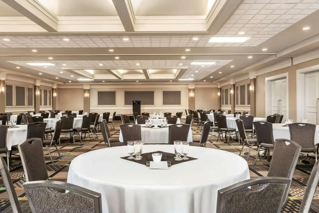 Grand Hotel & Conference Centre Calgary Airport, an Ascend Collection Hotel