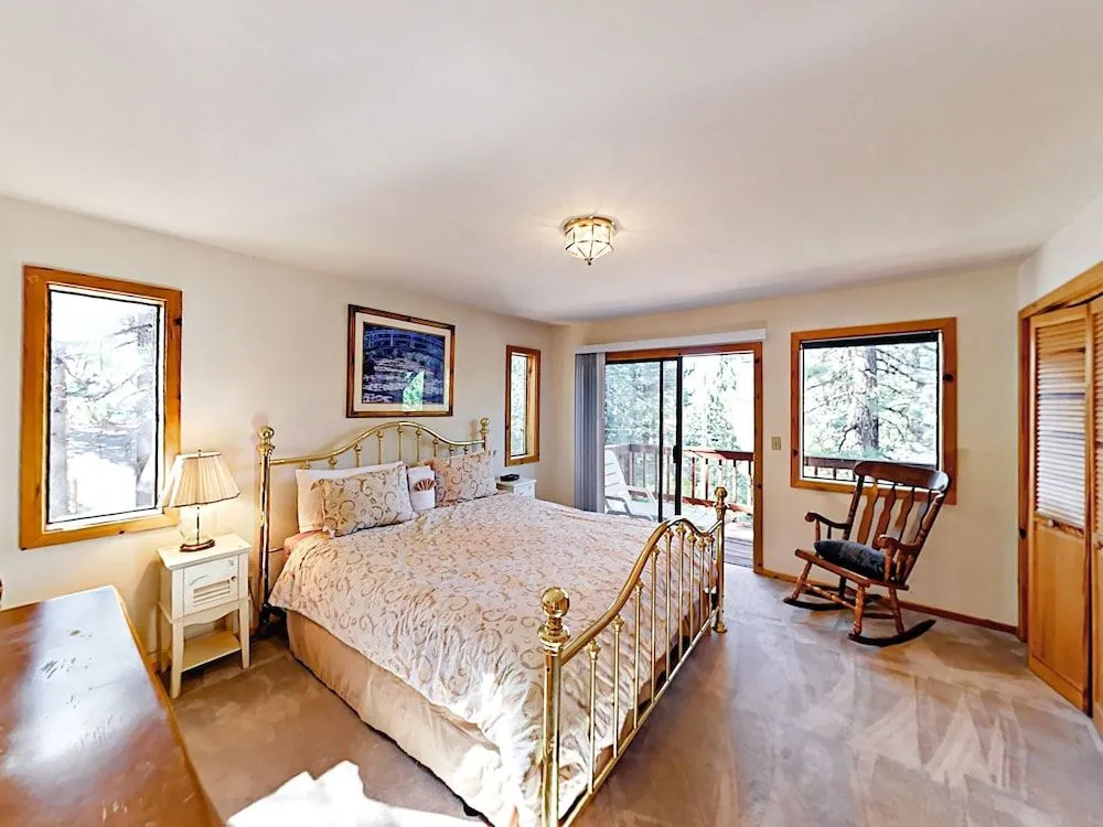 4BR South Lake Tahoe Multi Level House by RedAwning
