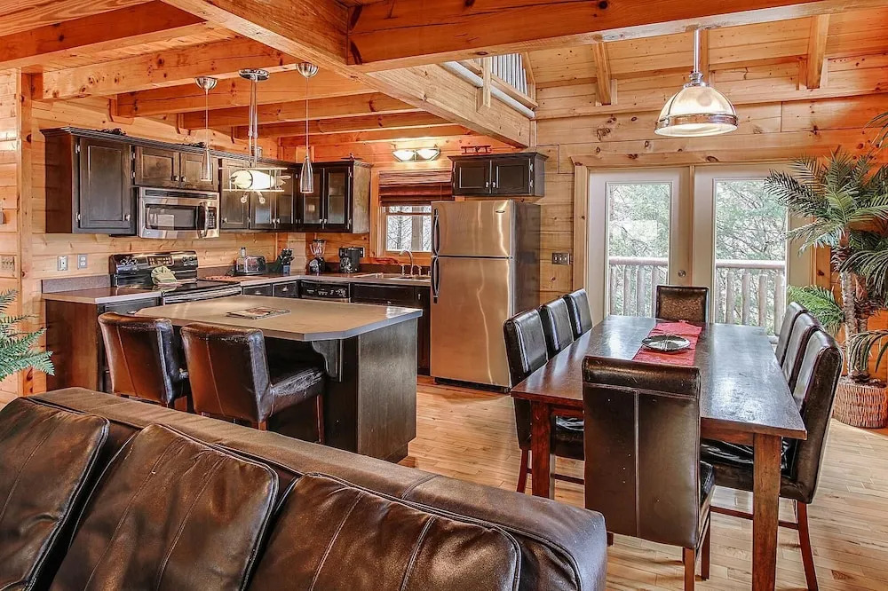 Airport Runway 33 3BR Cabin-Sleeps 10-Near Pigeon Forge FREE Tickets-1 Mile to Downtown