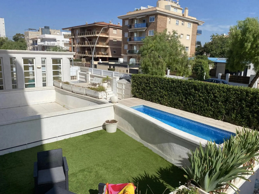 R126 Beachfront Apartment Sant Salvador