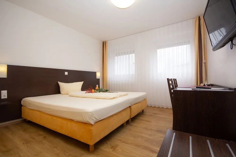 iQ-Hotel