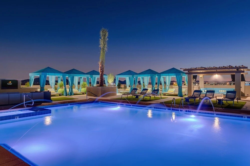 Rooftop Pool with Views-King Beds-Parking 1123
