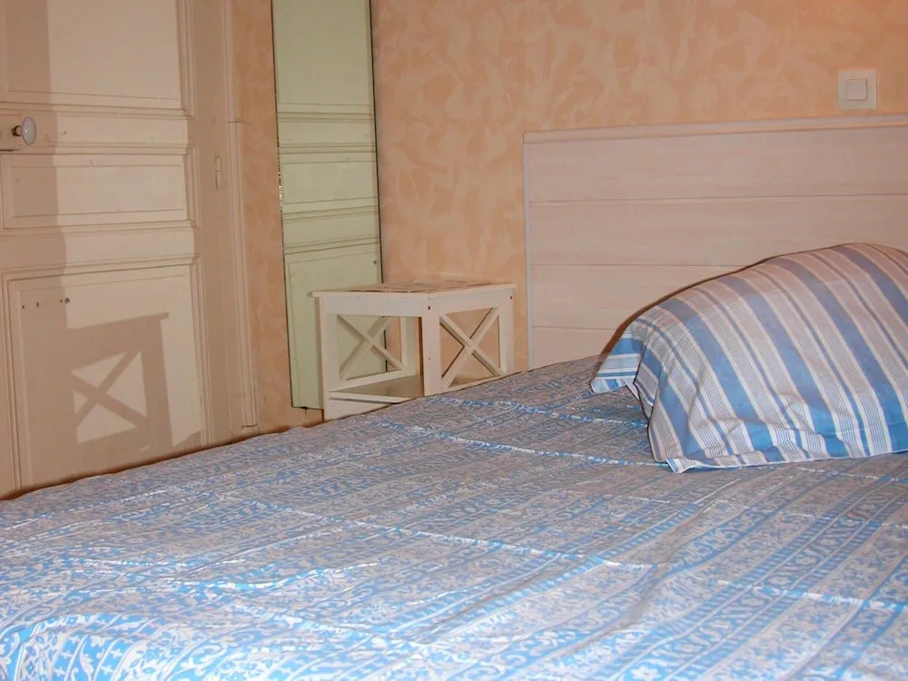 Studio in Néris-les-bains, With Enclosed Garden and Wifi