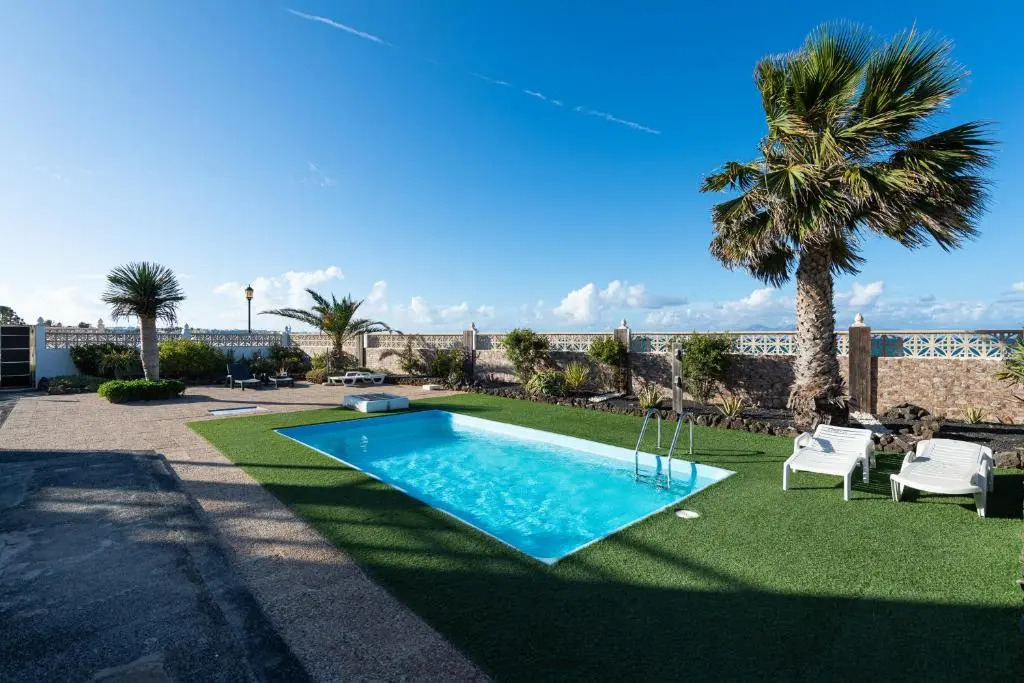 Apartment with pool and terrace 1 min from the Beach