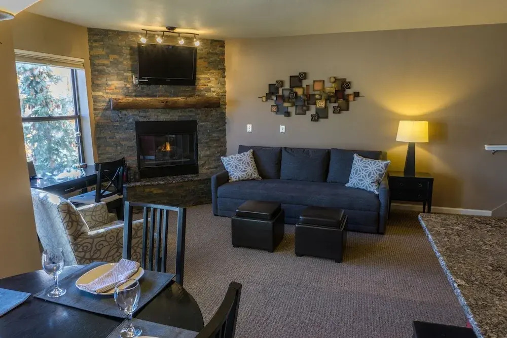 Inviting Winter Hideaway - Walk To Apres-ski Fun Sleeps 4 1 Bedroom Condo by RedAwning