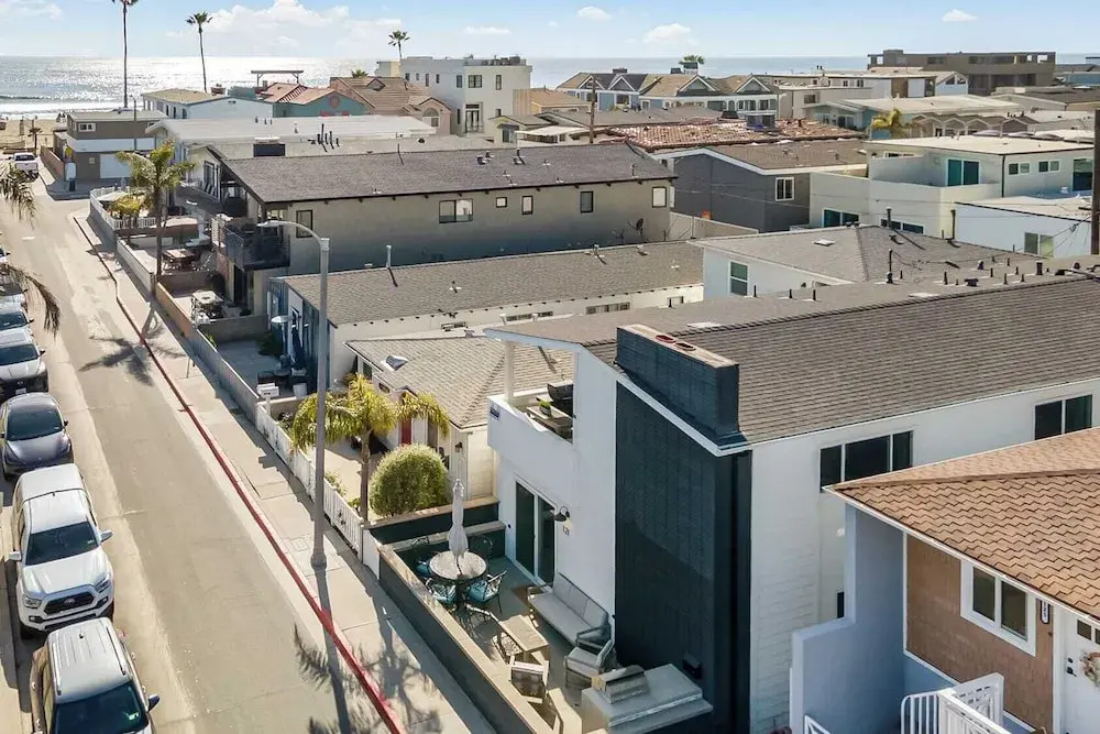 Steps to Sand! 2 Homes in 1 Sleeps 17, Outdoor Space, Walk to Shops & Dining