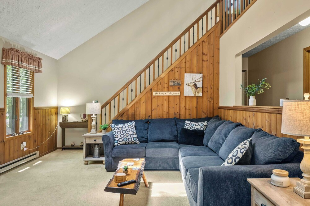 Shady Pines by Avantstay Enclosed Porch, Game Rooms, & Lake/beach Access!