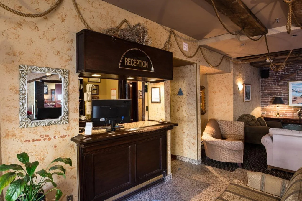 Hotel Champ de Mars Montreal