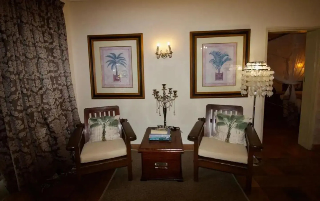 Wonderfully Spacious two Bedroom Cottage in a Quiet Secluded Area of Town on the Edge of the Bush - 1998
