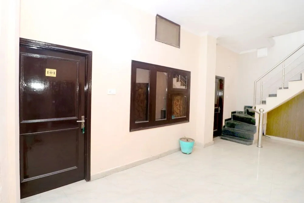 Oyo 39626 Rj Royal Guest House