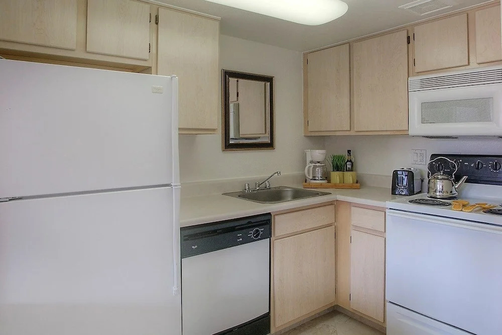 116 Fully Furnished 1BR Suite-Prime Location! by RedAwning