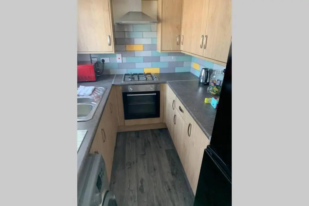 'The Rockingham' 4 double beds, Netflix TVs, WIFI, parking