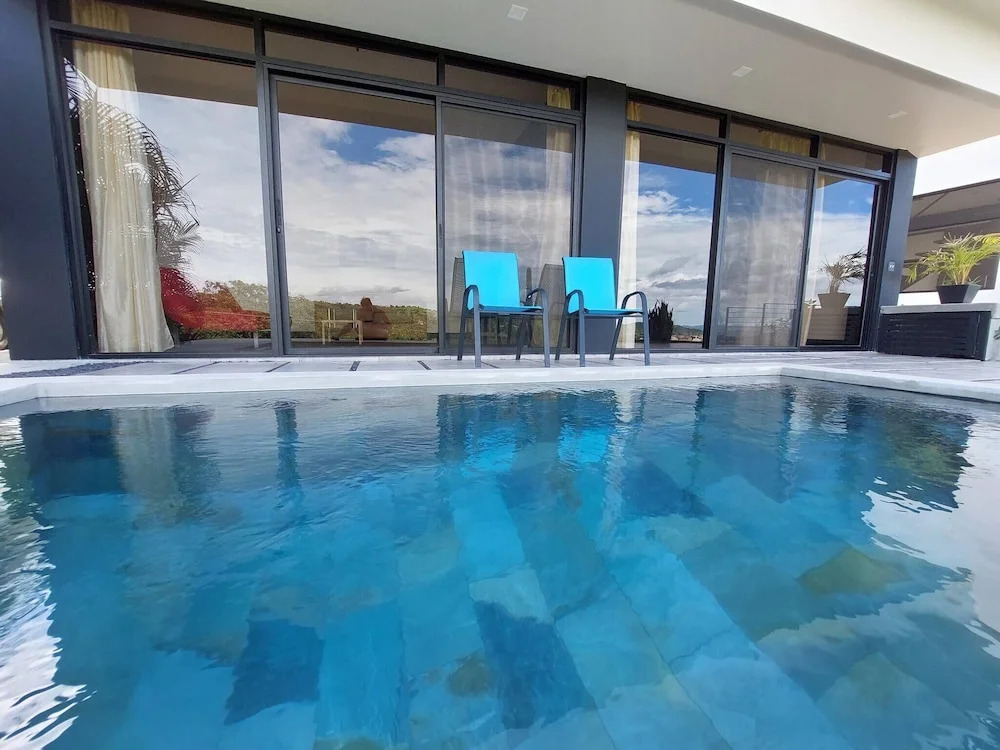 Oceanview Modern Guest House With Pool