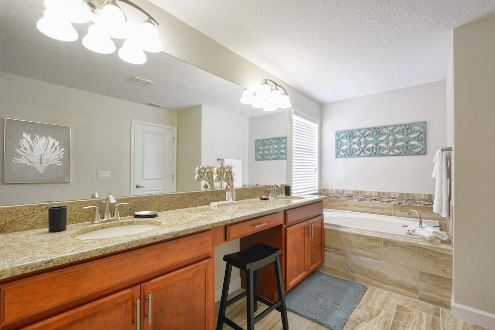 Storey Lake-5 Bedrooms home w/pool-1650ST