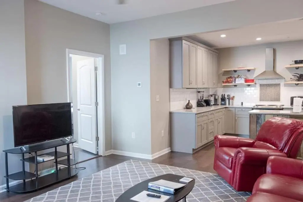 New 4 Bedroom House for Downtown Travelers!!!