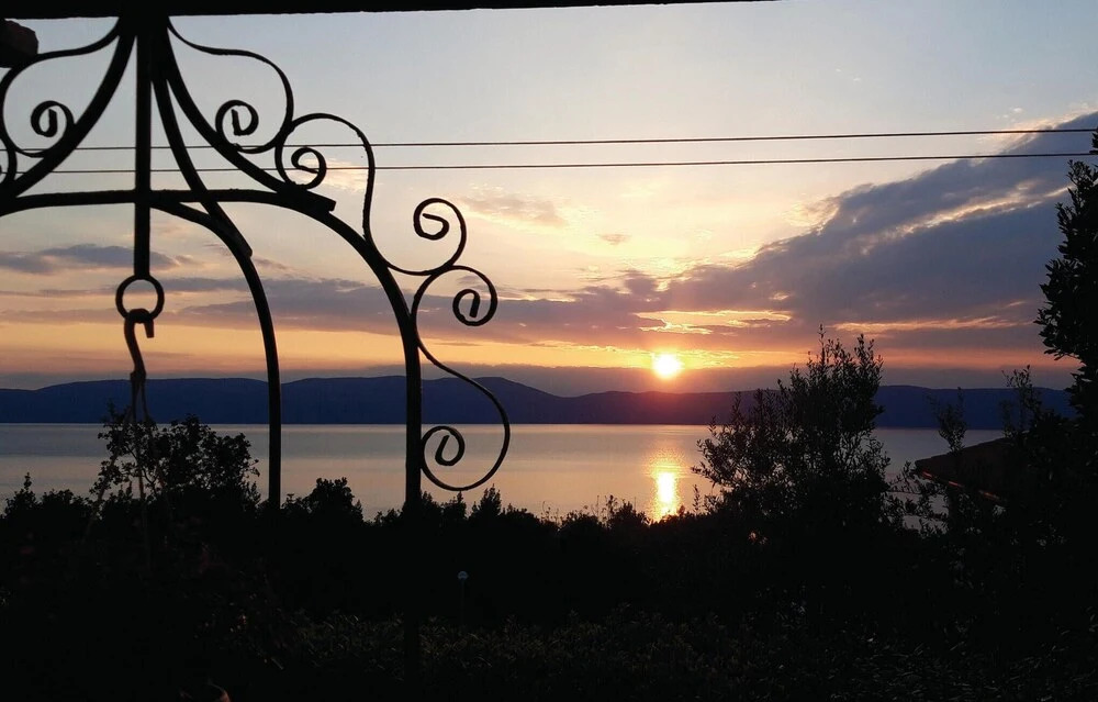 Amazing Home in Ravni with Hot Tub, WiFi & 1 Bedrooms