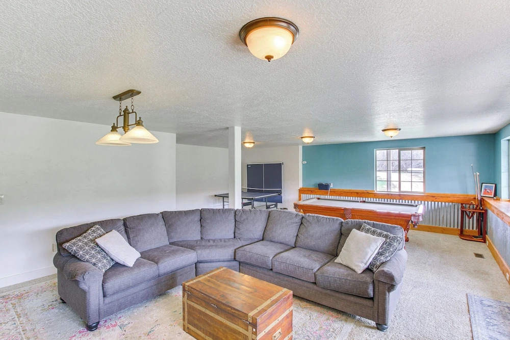 Massive Cabin w/ Game Room, 1 Mi to Bear Lake