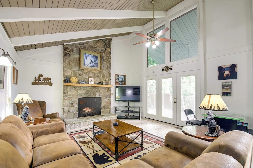 Deck & Stunning Mountain Views: Gatlinburg Home!