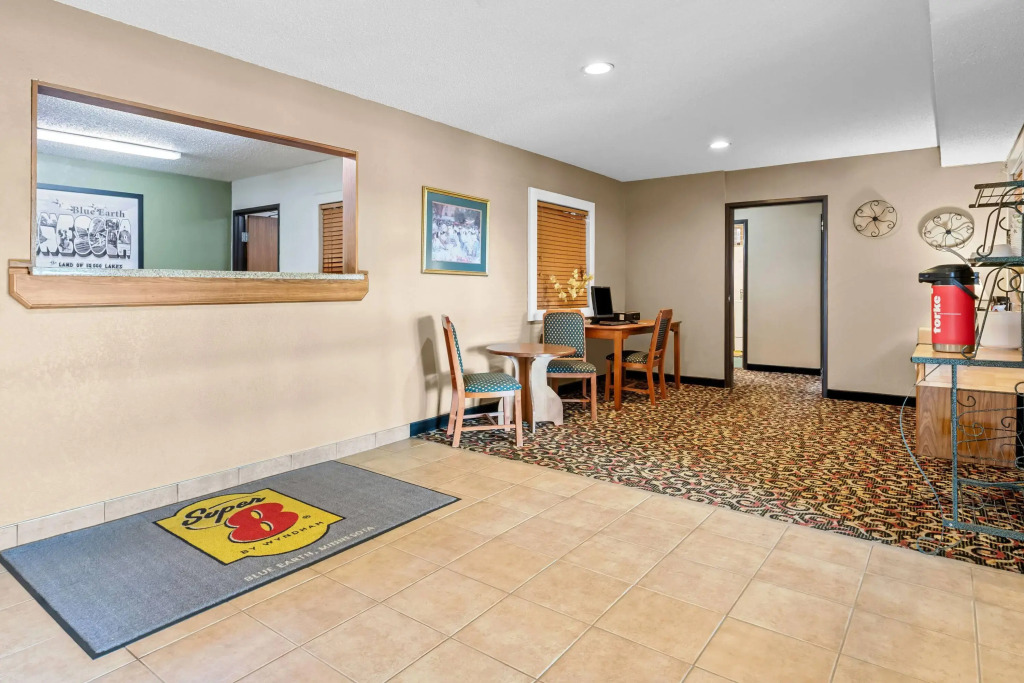 Super 8 by Wyndham Blue Earth