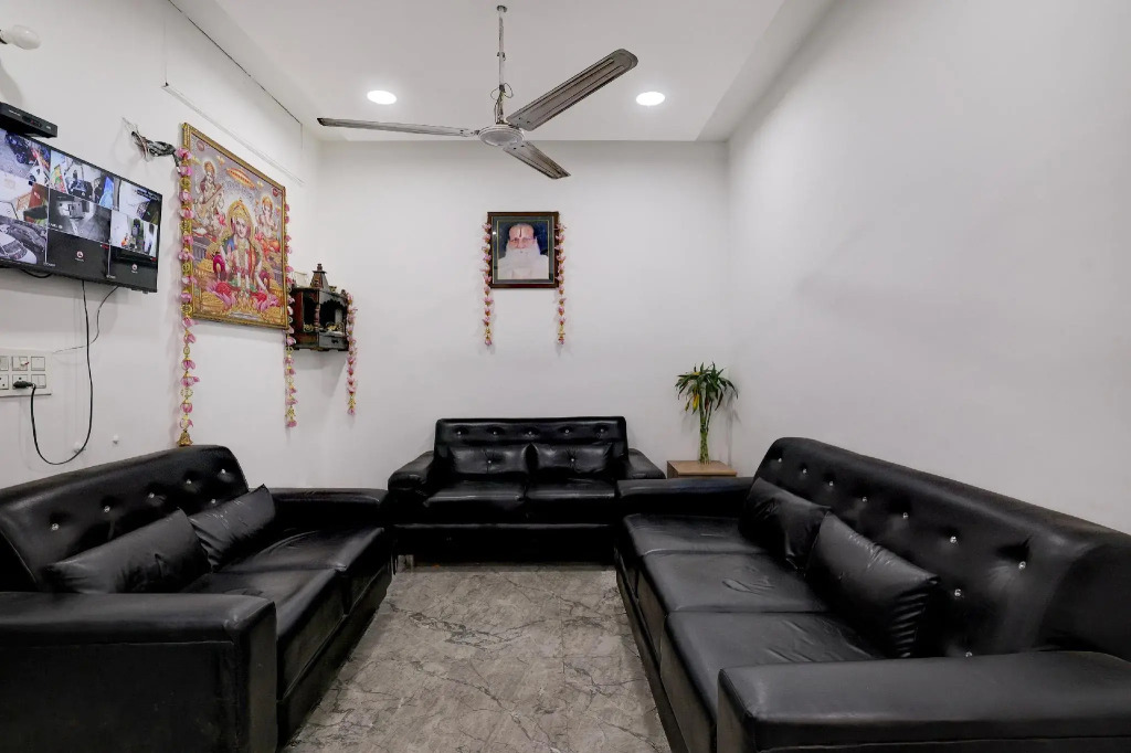 OYO 16736 Hotel Hm Crystal