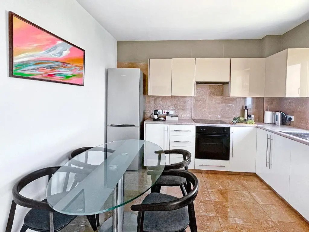 2BR SEAVIEW Apt in prime location 1 min from sea