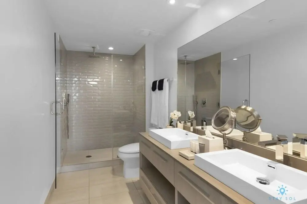 Bayview Luxury: 3BR Pools Oceanfront Amenities