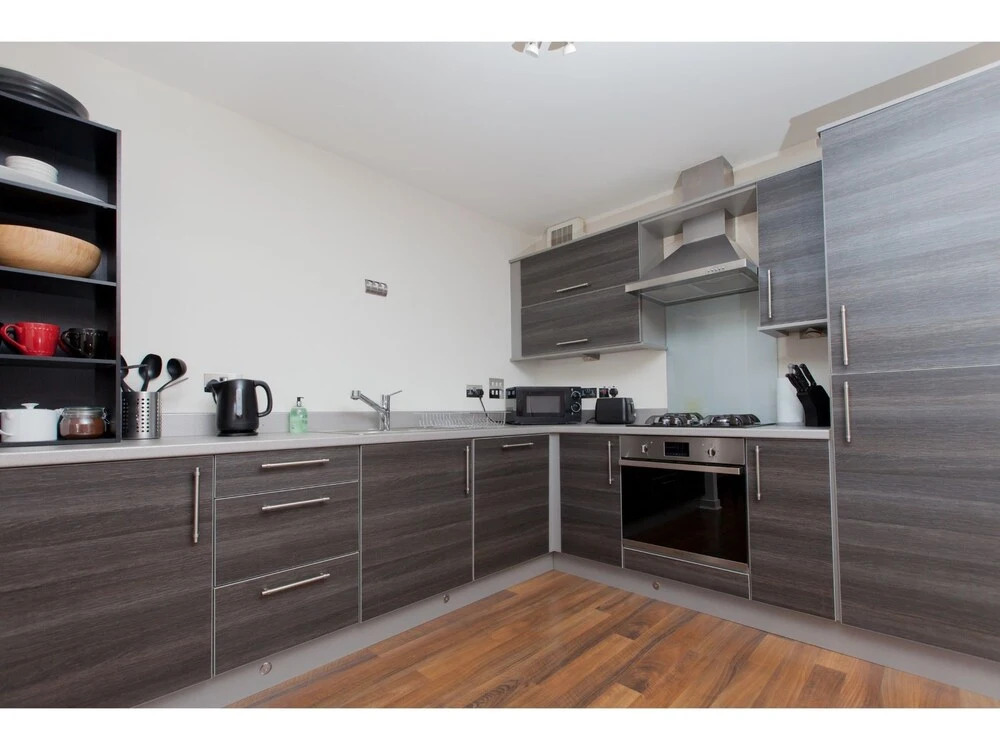 Bright, Contemporary Edinburgh Flat With Parking!