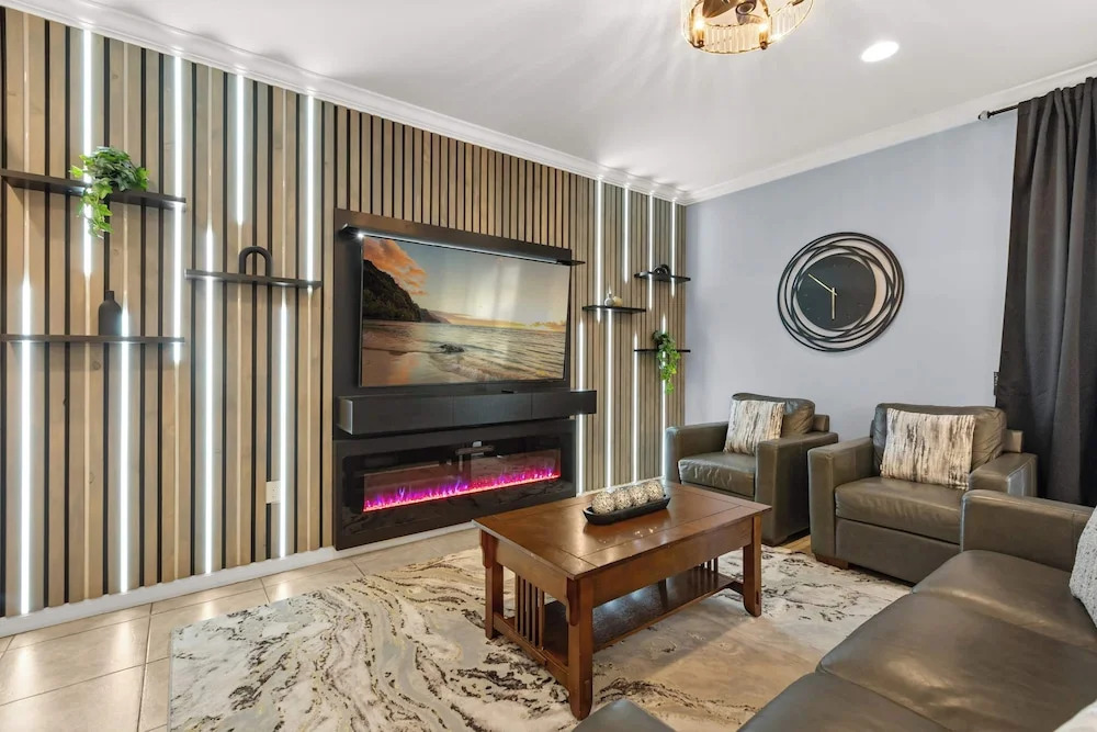 Upstay: Renovated 9BR Home w Theater & Games Room