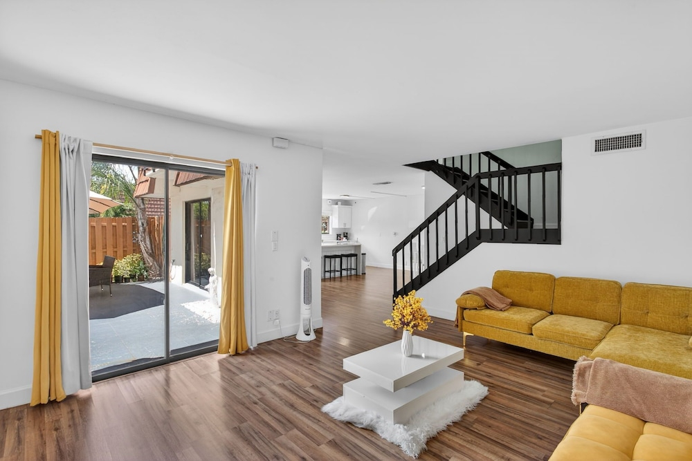 Bright & Cozy Townhome · Pool & Near Downtown