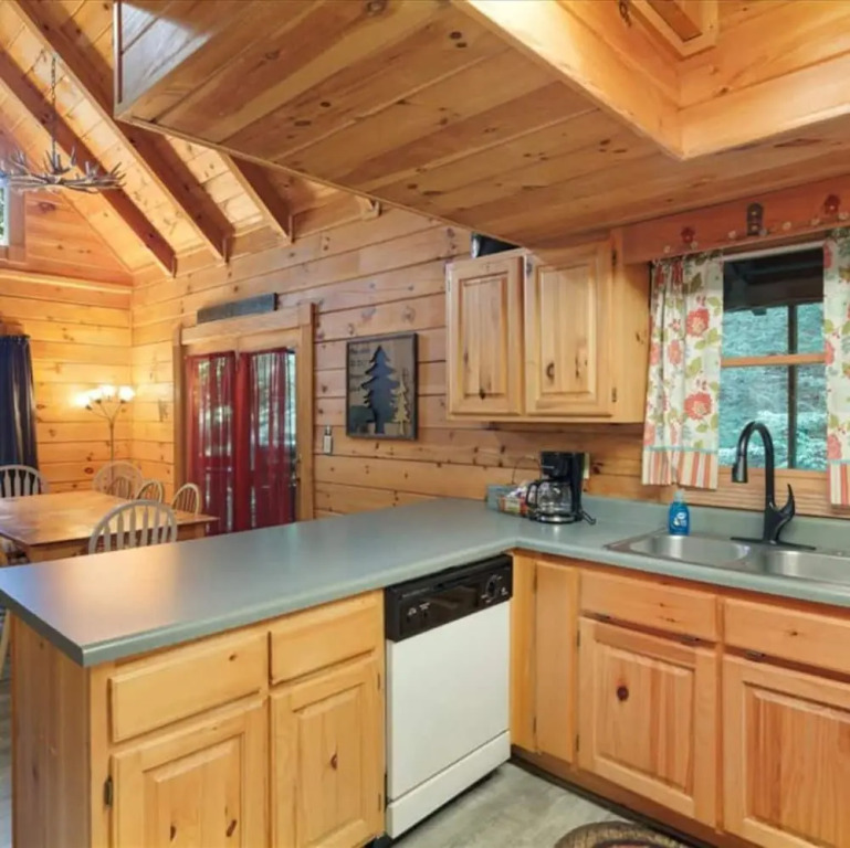 Minutes to Parkway I Pigeon Forge Sleeps 14 5BR