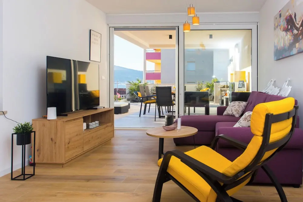 Sunshine Deluxe 80m2 Apartment With Pool, 50 m2 Garden Lounge and Outdoor Space