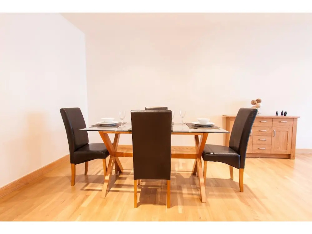 Spacious Riverside Flat for 4 in Stratford