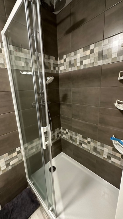 2-bedroom Revamped Flat in Auvergne