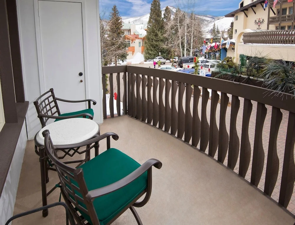 Relaxing 1 Bedroom Condo with Premium Amenities by RedAwning